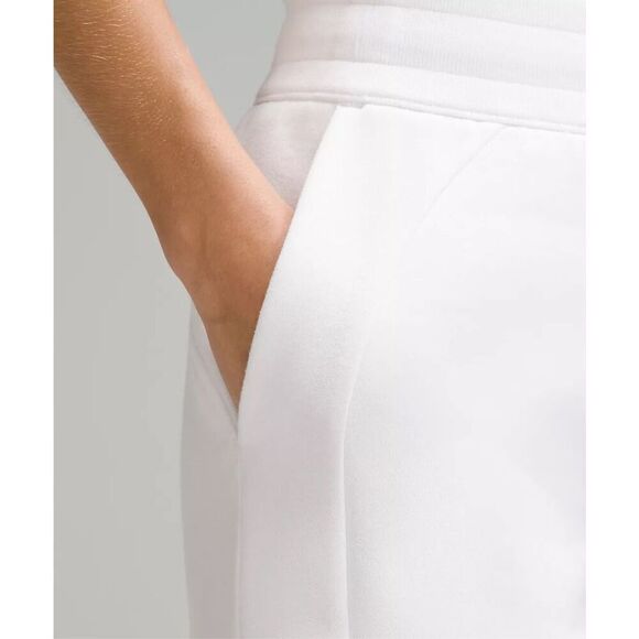 Lululemon Scuba High-Rise Short 5" size 4 - Picture 3 of 8